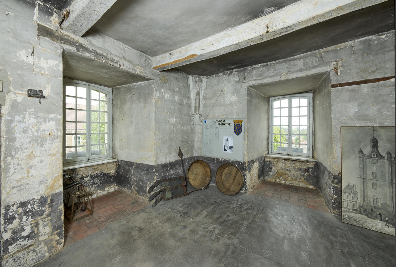 Vue intérieure de la salle du Conseil d'échevinage au premier étage du beffroi.