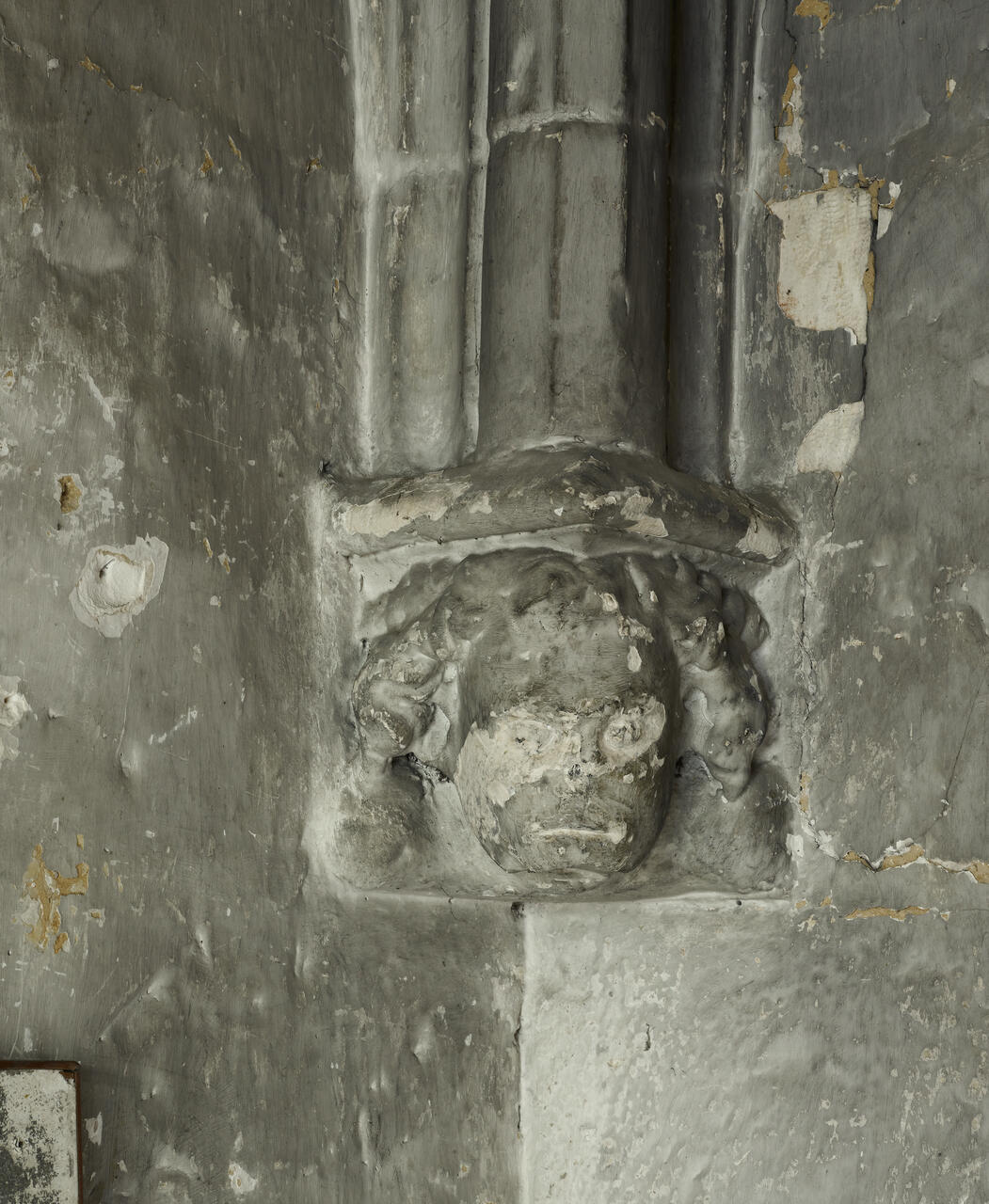 Intérieur de la salle du Conseil d'échevinage au premier étage du beffroi. Détail d'un cul de lampe sculpté à la base d'une retombée de voûte.