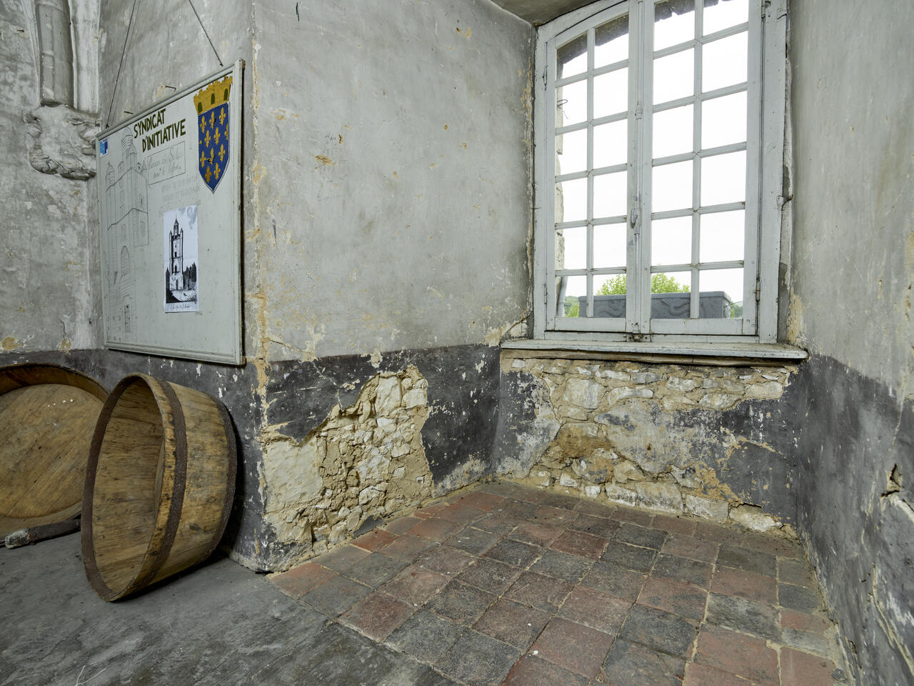 Vue de la salle du Conseil d'échevinage au premier étage du beffroi, détail du mur sud dont l'enduit est partiellement enlevé.