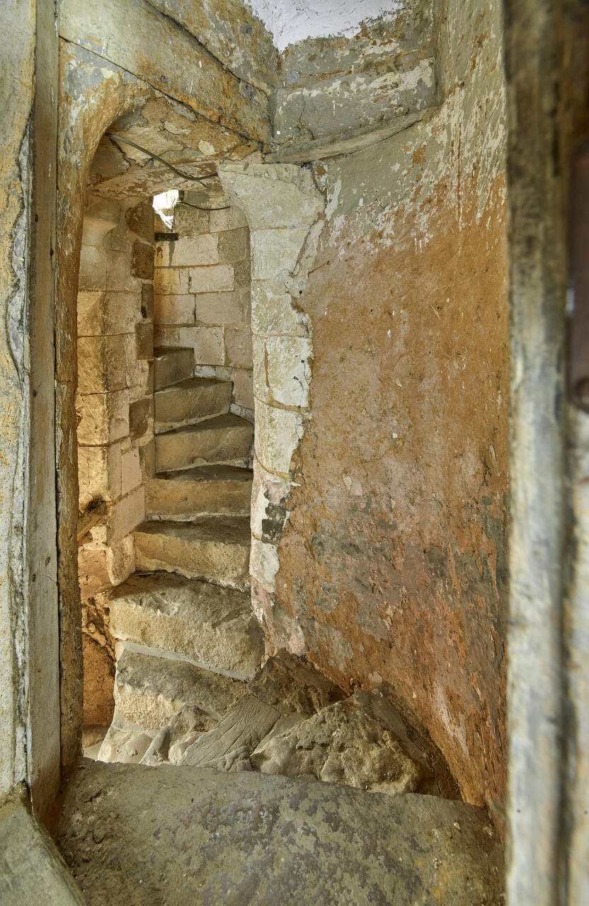Escalier en vis logé dans une des tourelles et desservant les salles des étages supérieurs du beffroi.