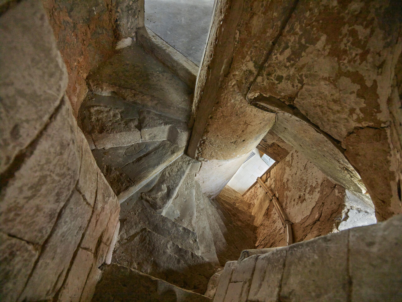 Escalier en vis logé dans l'une des tourelles du beffroi.
