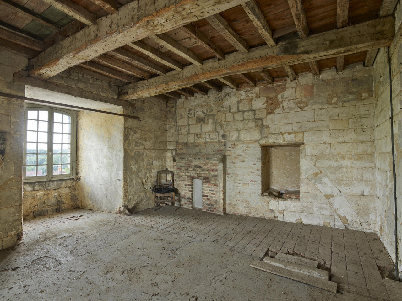 Vue intérieure de l'ancienne salle des gardes au deuxième étage du beffroi, vue d'ensemble sud-ouest.