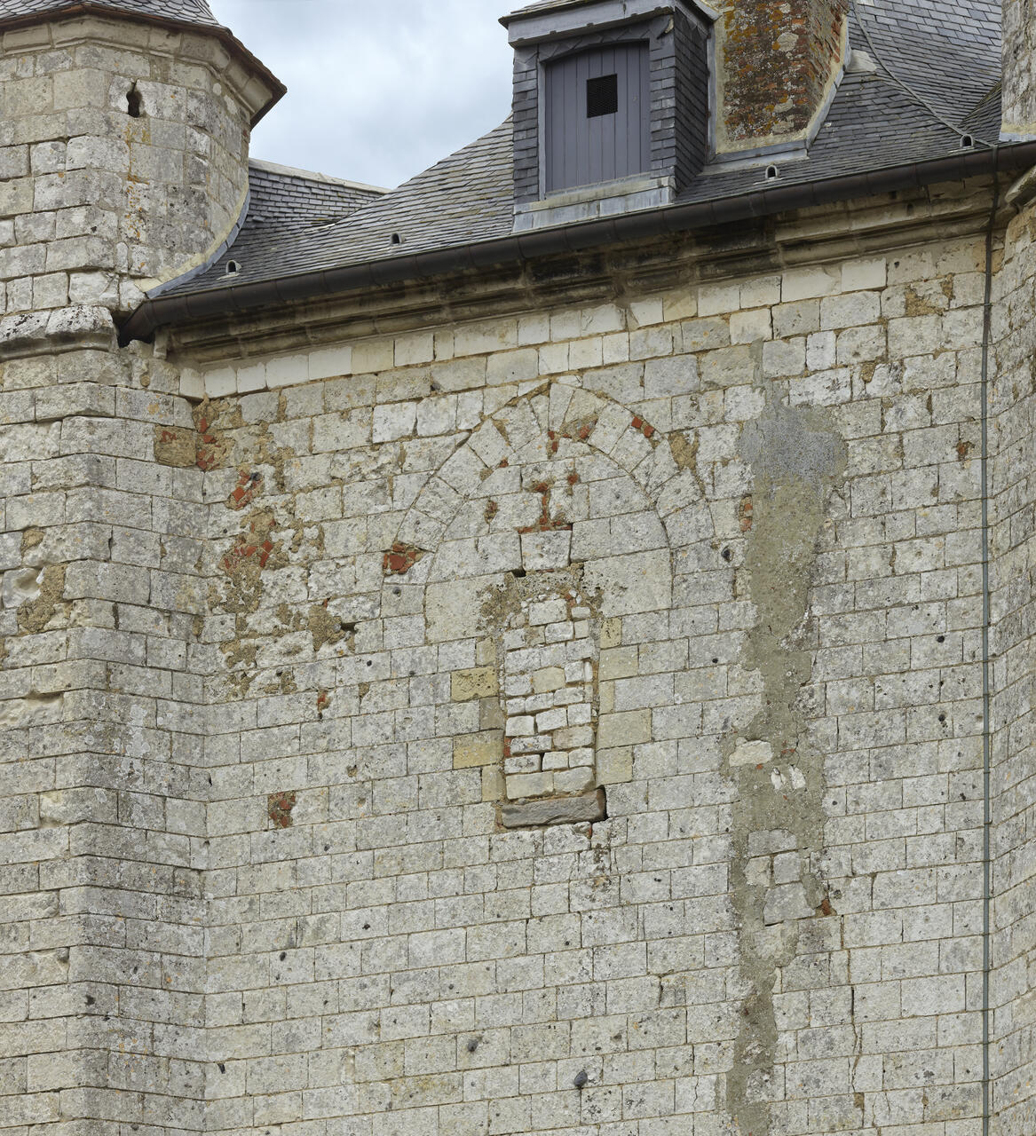 Détail des traces ouvertures sommitales du mur ouest, donnant sur le mur d'enceinte urbaine.