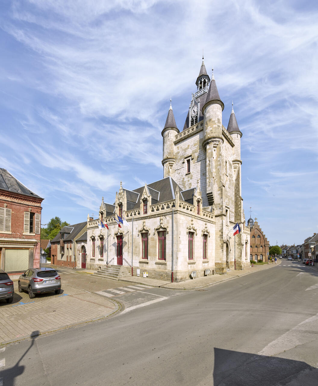 Vue d'ensemble sud-ouest du beffroi.