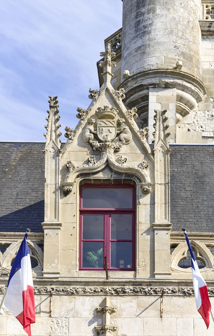 Détail de la lucarne néo-gothique portant les armes de la ville de Rue.