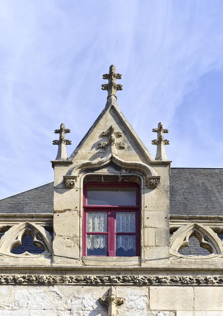 Détail d'une lucarne néo-gothique ornée d'un arc en accolade.