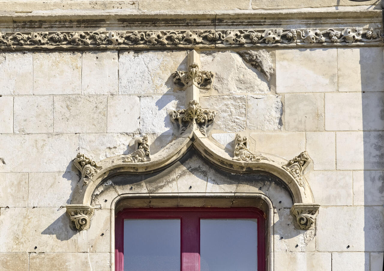 Détail du décor de la frise et d'un arc en accolade néo-gothique d'une des baies de la façade ouest.