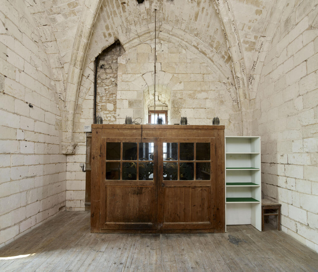 Armoire abritant le mécanisme des cloches du beffroi, dans la salle des gardes.