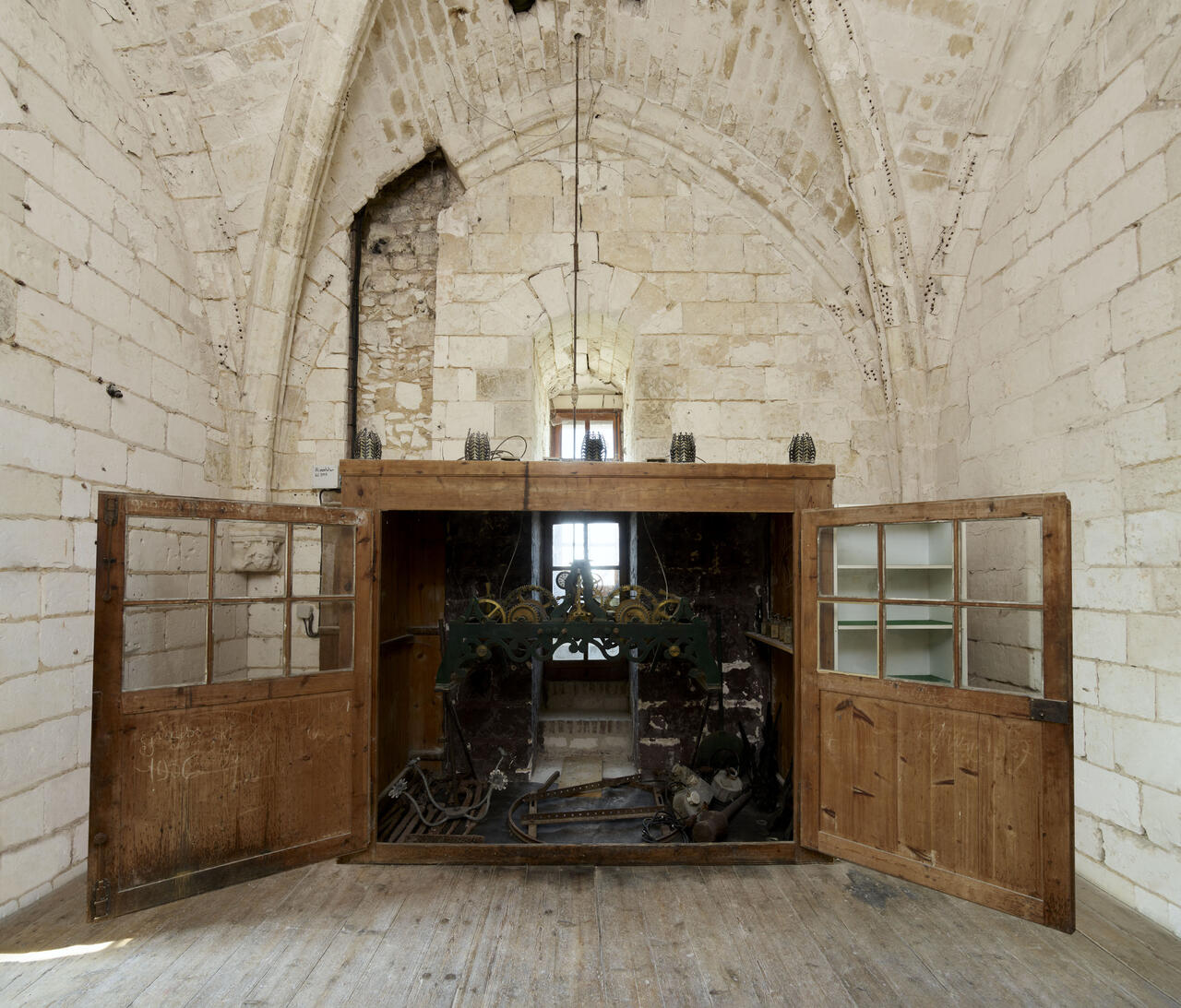 Armoire abritant le mécanisme des cloches, vantaux ouverts.