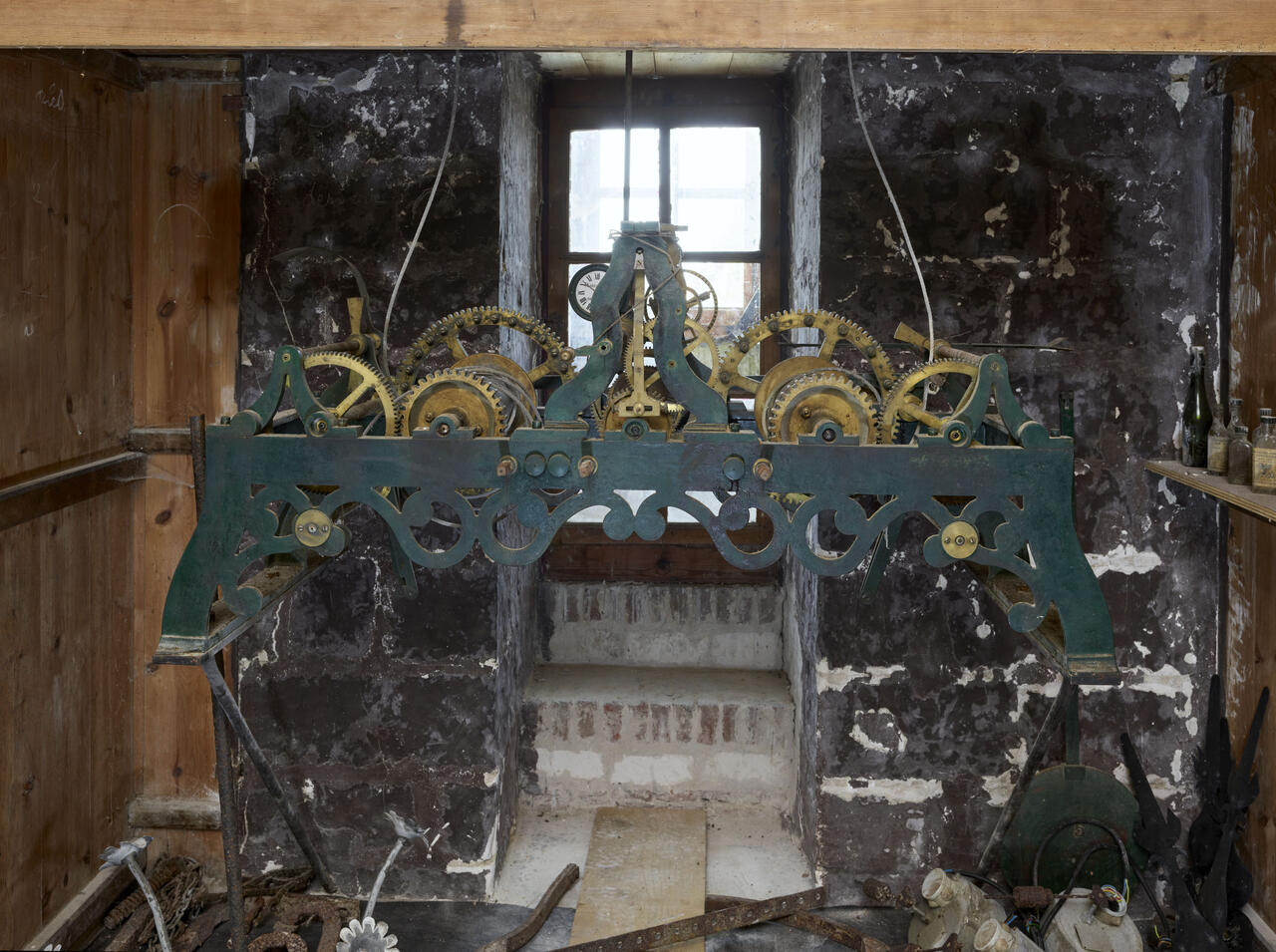 Détail du mécanisme de l'horloge et des cloches du beffroi.