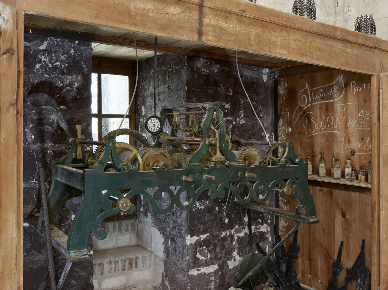 Détail du mécanisme de l'horloge et des cloches du beffroi, vue de trois quarts.