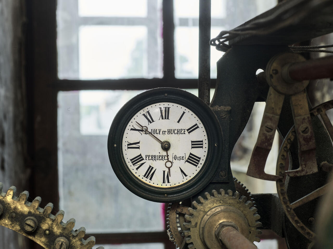 Détail du cadran d'horloge de référence de l'ensemble du mécanisme portant la signature Joly et Huchez, horloger constructeur à Ferrières (Oise).