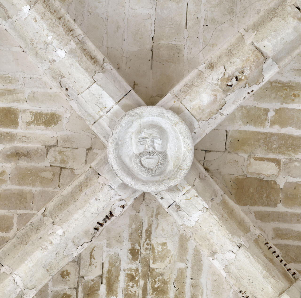 Clef de voûte sculptée de la salle des gardes.