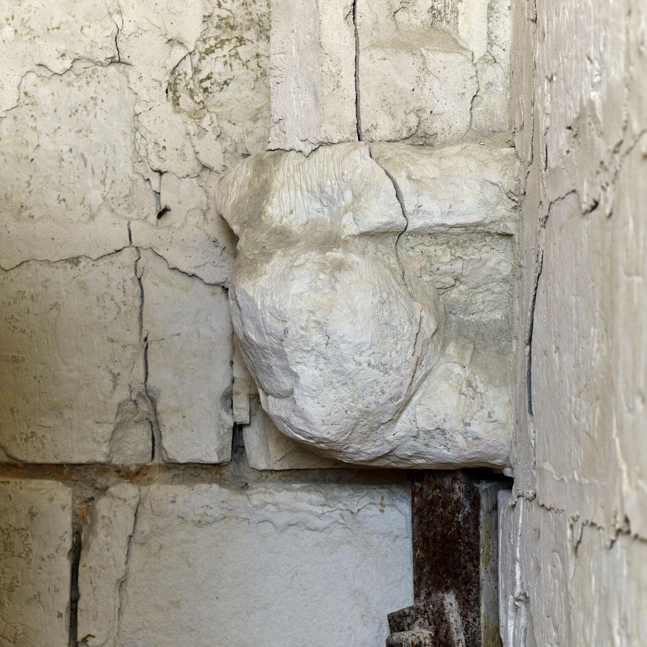 Détail d'un cul de lampe sculpté de la salle des gardes du beffroi.