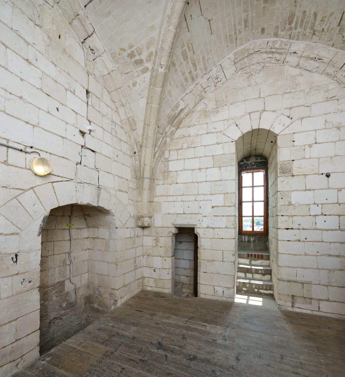 Intérieur de la salle des gardes avec la cheminée à gauche.