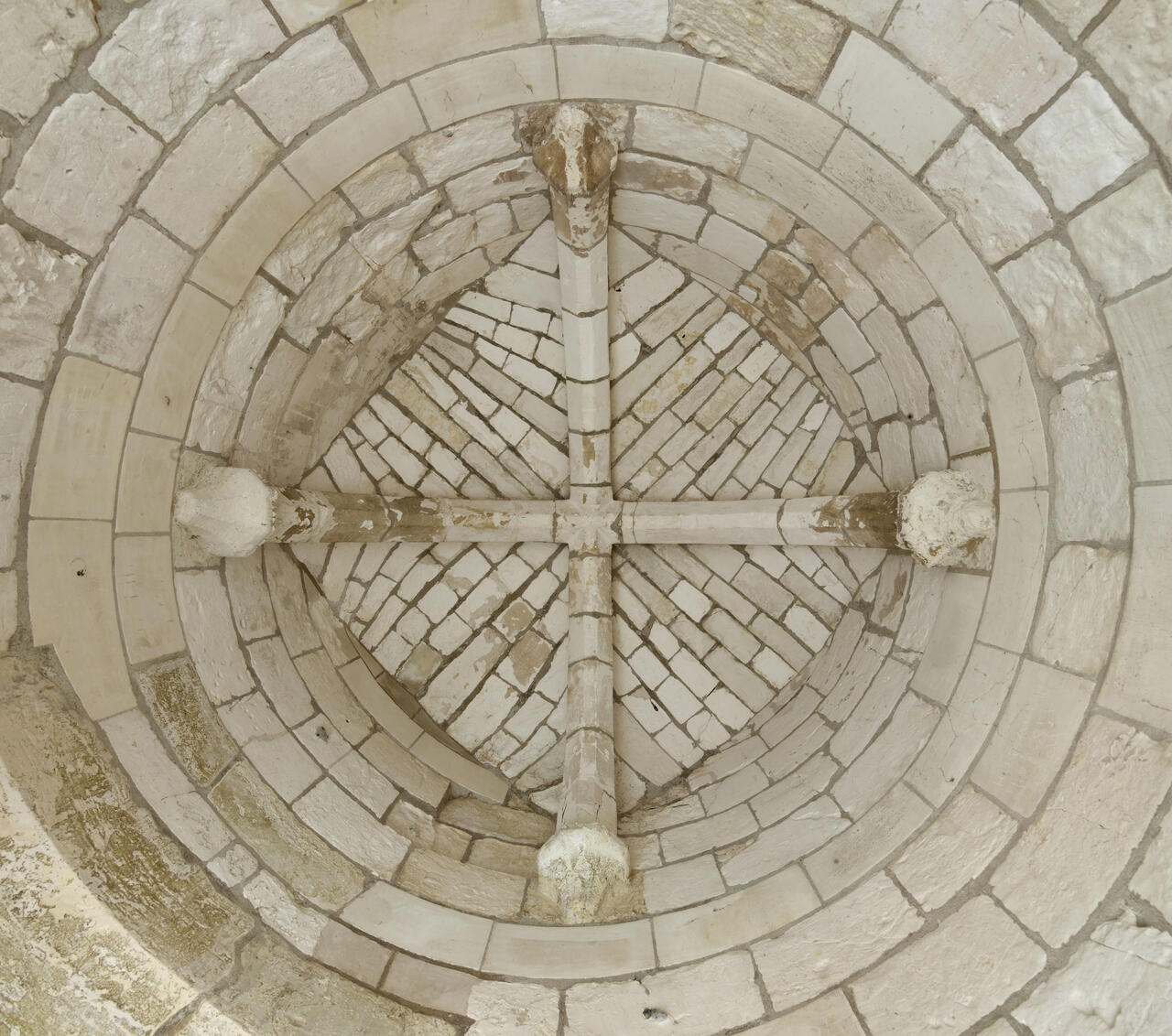 Voûte sur croisée d'ogives du cachot.