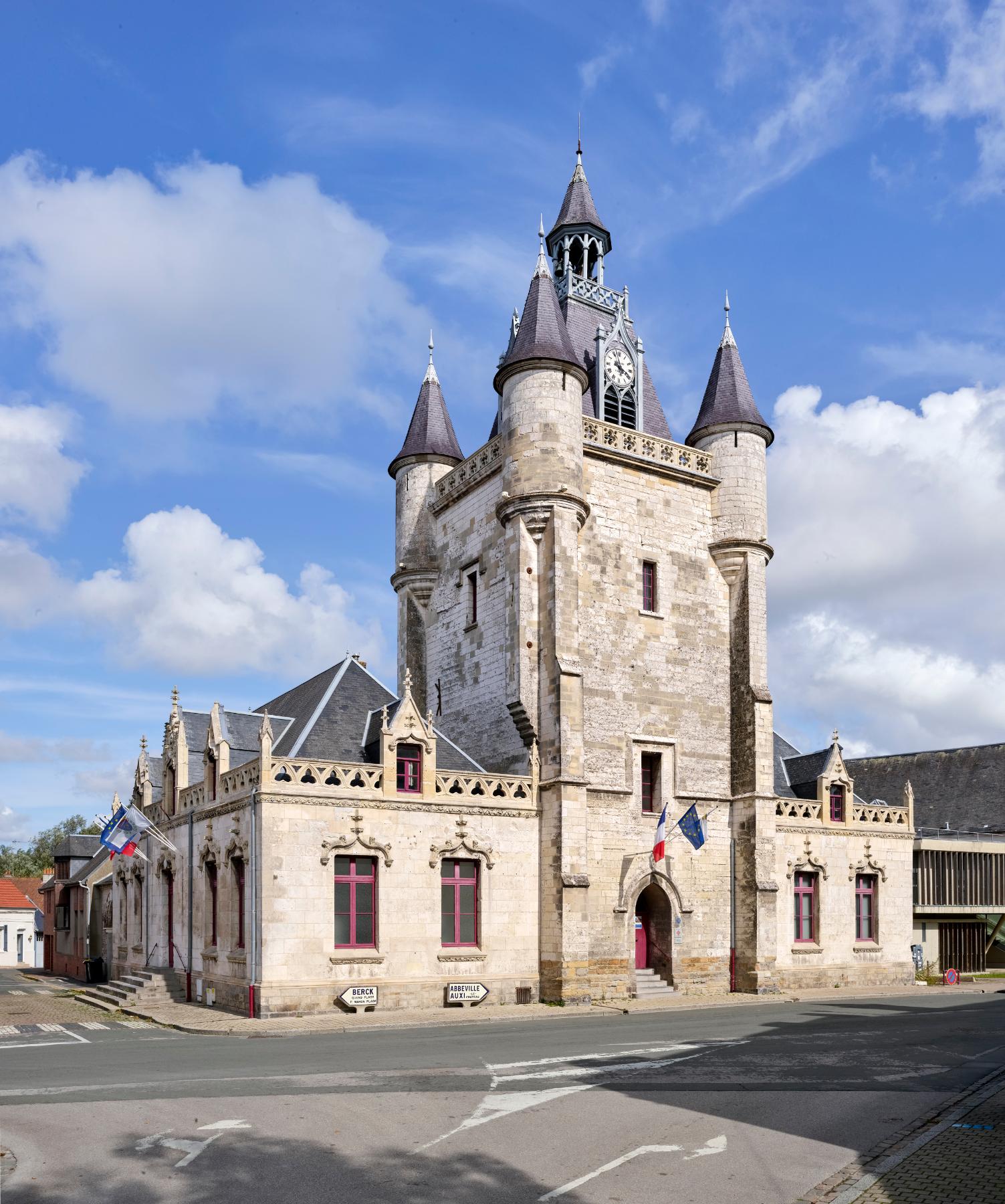 Vue d'ensemble sud-ouest du beffroi.
