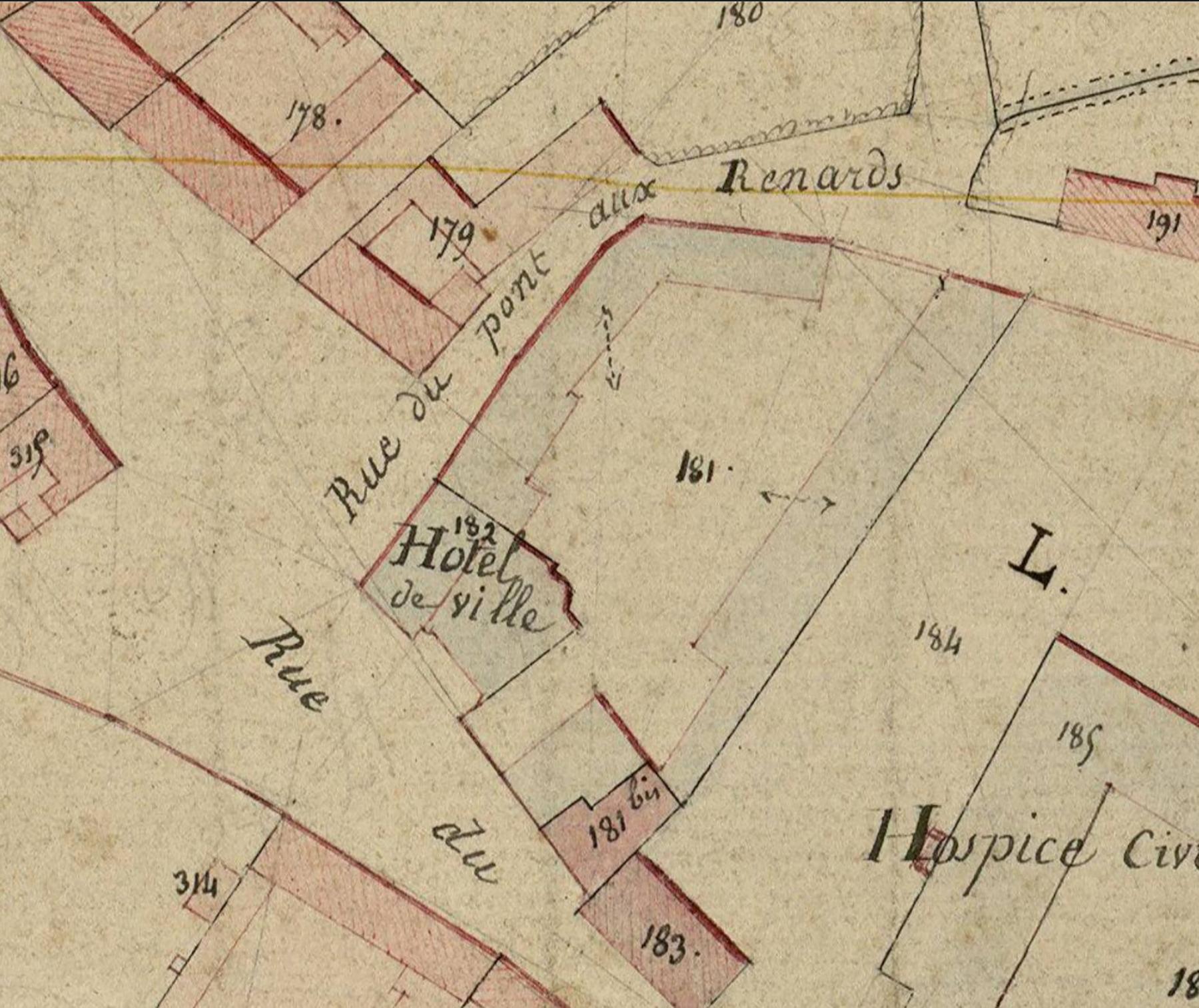 Plan masse de l'hôtel de ville de Rue, extrait du plan parcellaire cadastral, dit plan napoléonien, section H1 et H2. 1828 (AD Somme. Série P. Sous-série 3P : 3 P 1462/14).