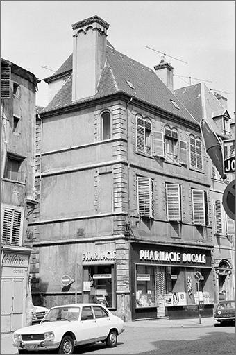 Façade sur la Grande rue : ensemble trois-quarts gauche.
