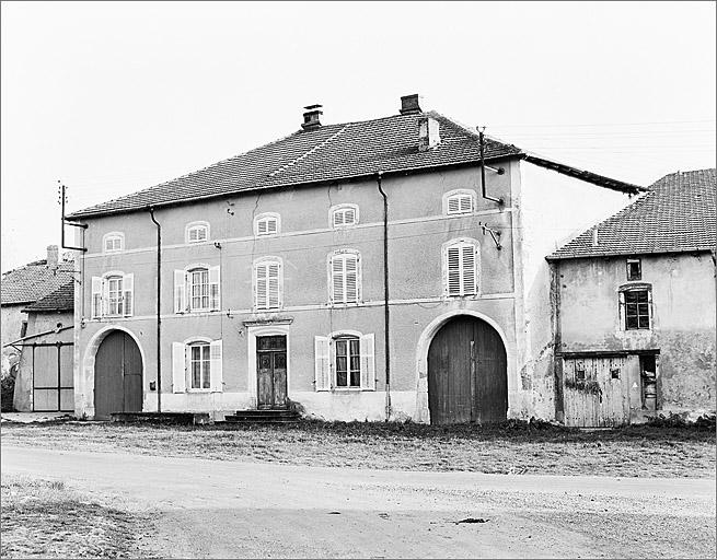 Ferme, élévation antérieure, ensemble trois quarts droit.