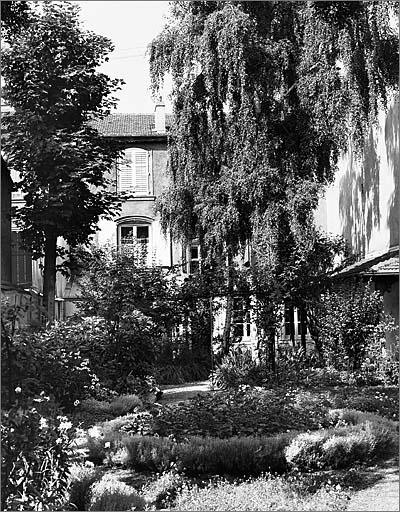 Le jardin du cloître en 1975, vue vers la façade postérieure de la maison 9 rue Sainte-Anne.