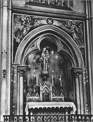 Le choeur avant rénovation, détail d'une chapelle latérale.