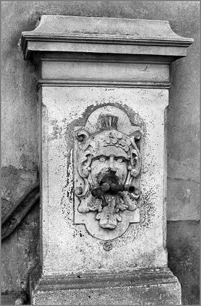 Fontaine sur le mur latéral nord du bâtiment dit le château disparue dans les années 2000 (état en 1976)