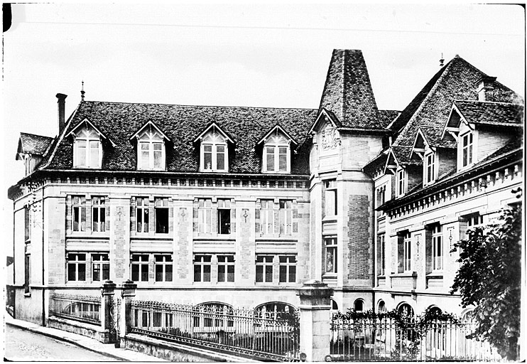 Le collège sis 13, rue Jules Ferry : vue partielle dans les années mille neuf cent cinquante.