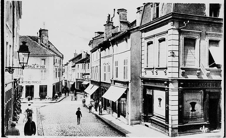 La rue Saint-Jean au début du siècle : partie inférieure, vers la rue de France.