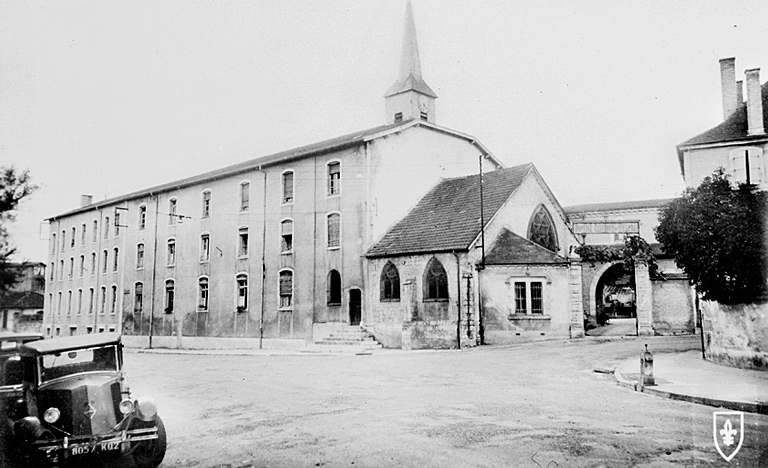 Chapelle et bâtiment adjacent : vue d'ensemble.