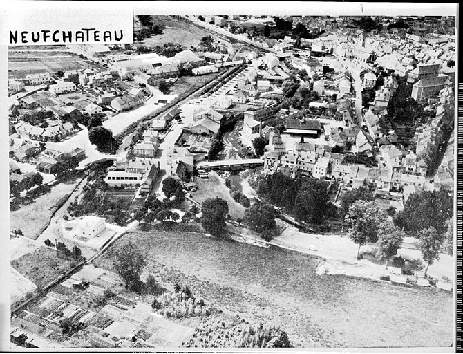 Vue aérienne de la partie sud de la ville depuis l'est. Au centre le pont des Tanneurs et la brasserie. En haut à droite l'église Saint-Christophe.