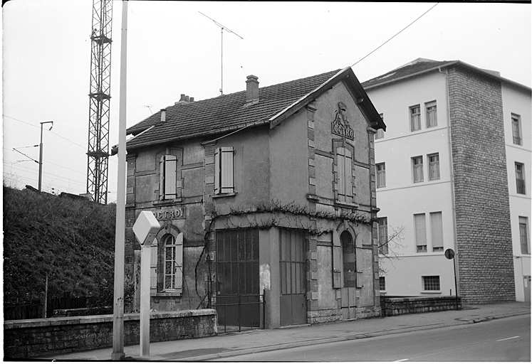 L'octroi, rue du Président Kennedy : ensemble, trois-quarts gauche.