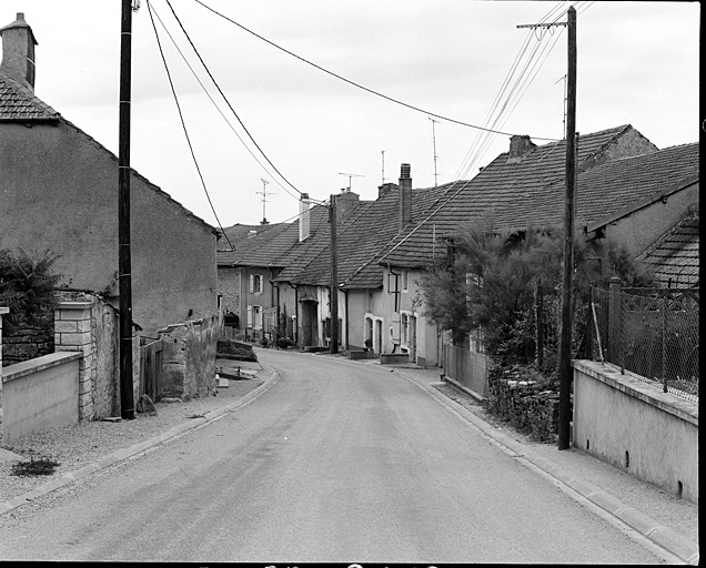 La Grande-Rue, vue d'ensemble vers le nord.