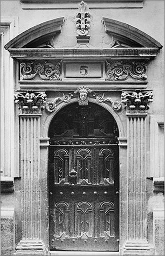 Le portail dans les années 1920, avant la vente de la menuiserie de la porte.