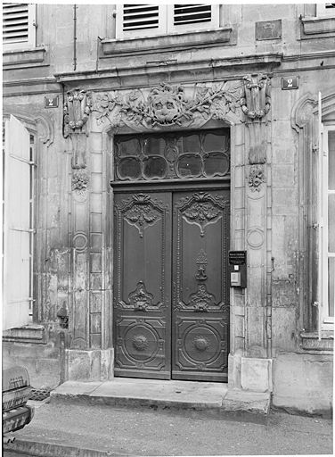 Corps principal : élévation antérieure, porte piétonne, ensemble trois-quarts droit