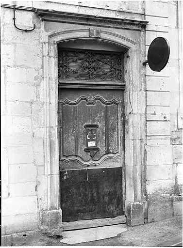 Bâtiment principal : élévation antérieure. Porte piétonne : ensemble trois-quarts gauche.