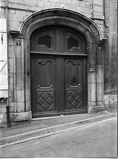 Bâtiment principal. Elévation antérieure. Porte cochère : ensemble trois-quarts gauche.