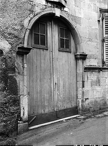 Elévation antérieure, porte cochère : ensemble, trois-quarts gauche