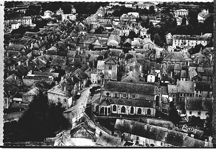 Vue aérienne rapprochée, avec l'église Saint-Christophe et la rue de France (à gauche).