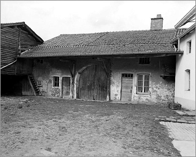 Ferme, élévation antérieure, ensemble trois quarts droit.