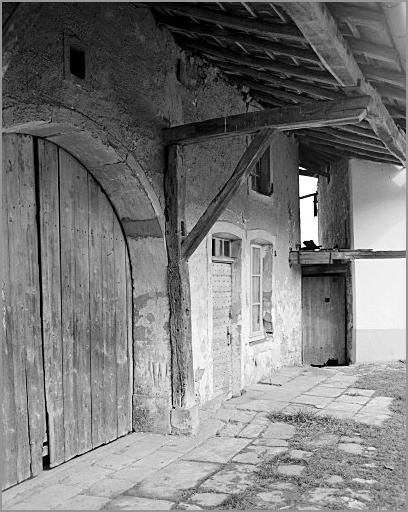 Ferme, élévation antérieure, détail halliers et porte piétonne, ensemble trois quarts gauche.