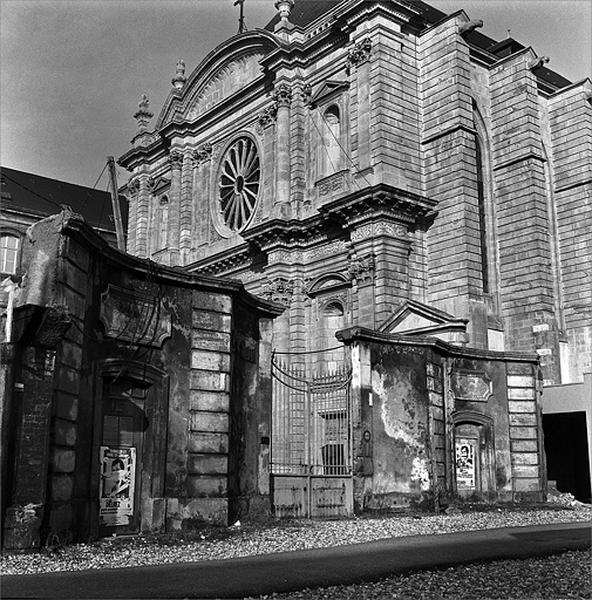 Portail du collège rue du Pontiffroy, vers 1970 (avant la destruction du quartier).