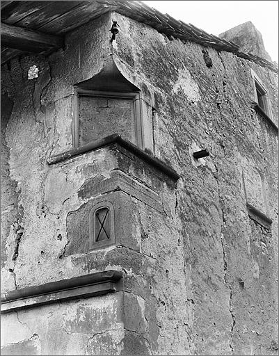 Elévation antérieure, niche et fenêtre d'angle murée.