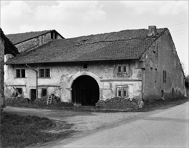 Elévation antérieure, vue de trois quarts gauche.