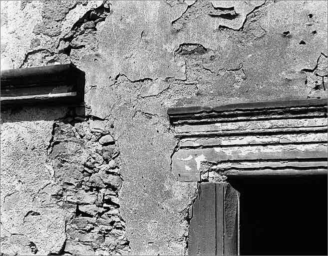 Elévation antérieure, détail des moulures du linteau de la porte piétonne gauche.