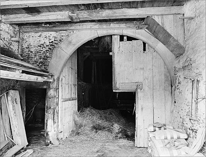 Cintre de la porte de la grange, vu depuis l'avant-grange.