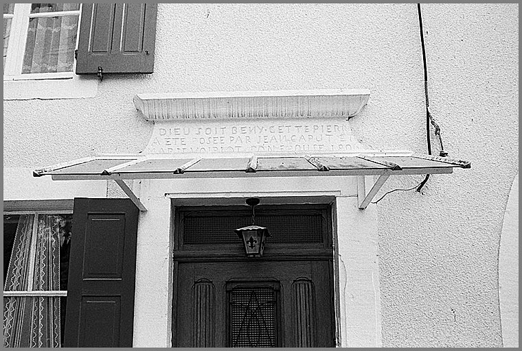 Ferme, élévation antérieure, linteau de la porte piétonne, ensemble face.