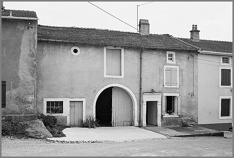Ferme, élévation antérieure, ensemble trois quarts gauche.