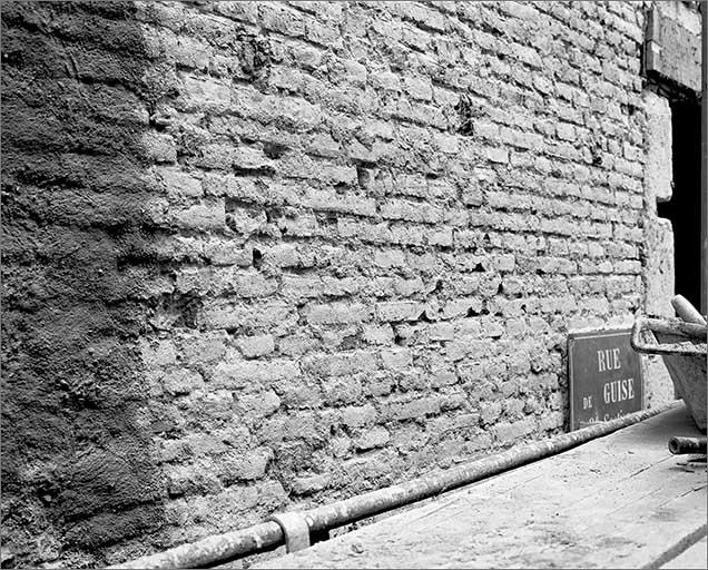 Façade sur la rue de Guise : détail maçonnerie de brique.
