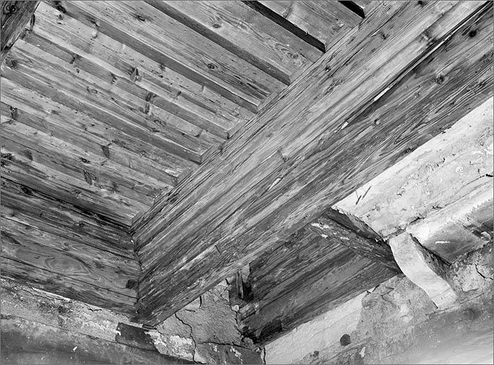 Rez-de-chaussée corps A : détail plafond à solives.